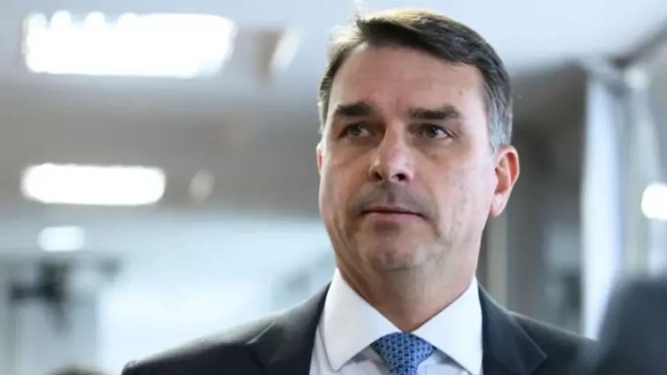 Flávio Bolsonaro diz que continuará trabalhando pelo fim da reeleição presidencial.