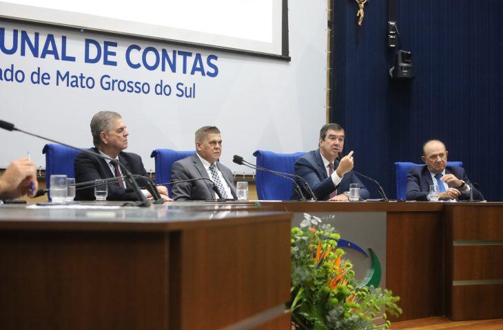 Governador Eduardo Riedel de MS reforça desenvolvimento sustentável durante seminário no TCE-MS.