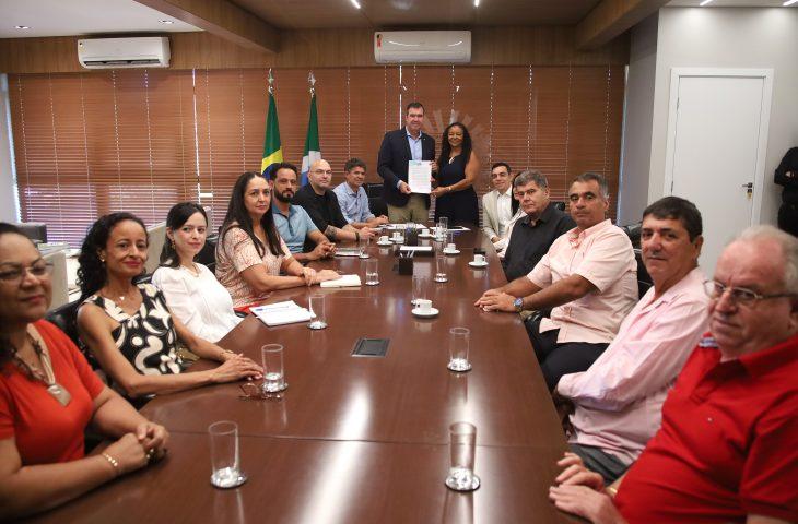 Governo de MS autoriza novo concurso com 2 mil vagas para professores da Rede Estadual.