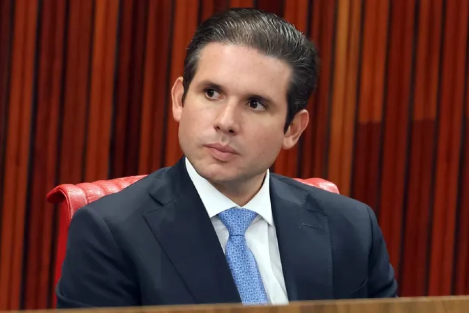 Hugo Motta decide votar projeto de lei do governo sobre redução de jornada junto com PEC da Câmara.