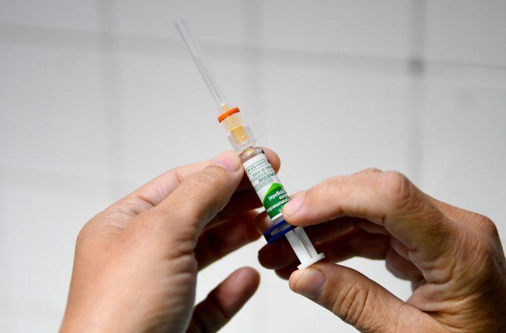 Nem toda dose pode ser usada: entenda as perdas de vacinas no SUS.