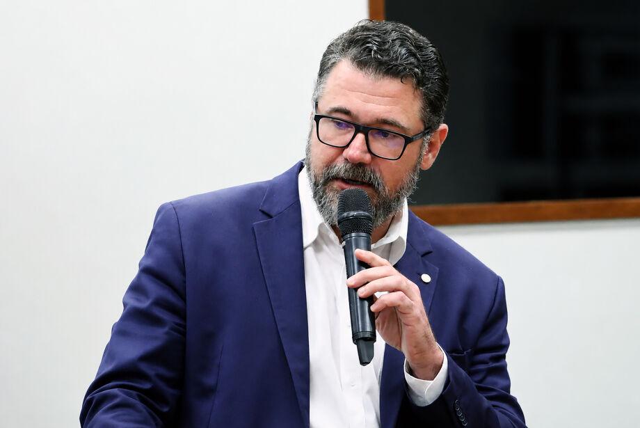 O deputado federal Marcos Pollon expõe racha por vaga ao Senado.