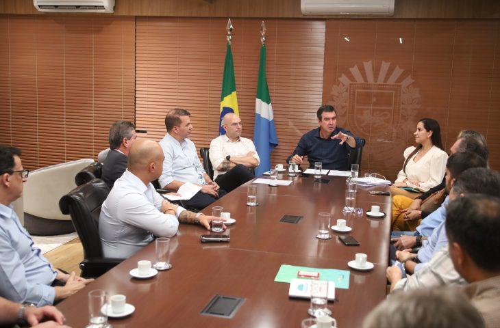 O Governado Eduardo Riedel do Mato Grosso do Sul empossa grupo de trabalho para celebrar os 50 anos do Estado.