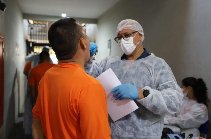 Polícias Científica e Penal coletam DNA de custodiados para ampliar banco usado em investigações criminais.