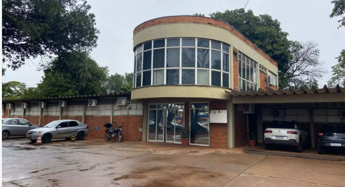 Prefeita da Capital Adriane Lopes oficializa exonerações de engenheiro e servidor presos em operação.