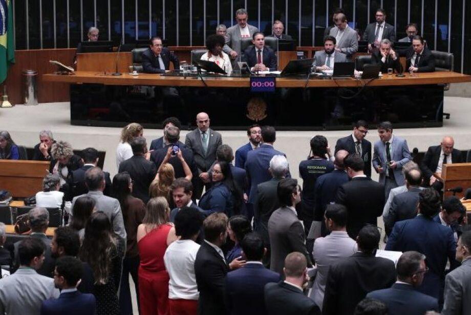 Projeto que encerra escala 6x1 recebe voto favorável de todos os deputados de MS.
