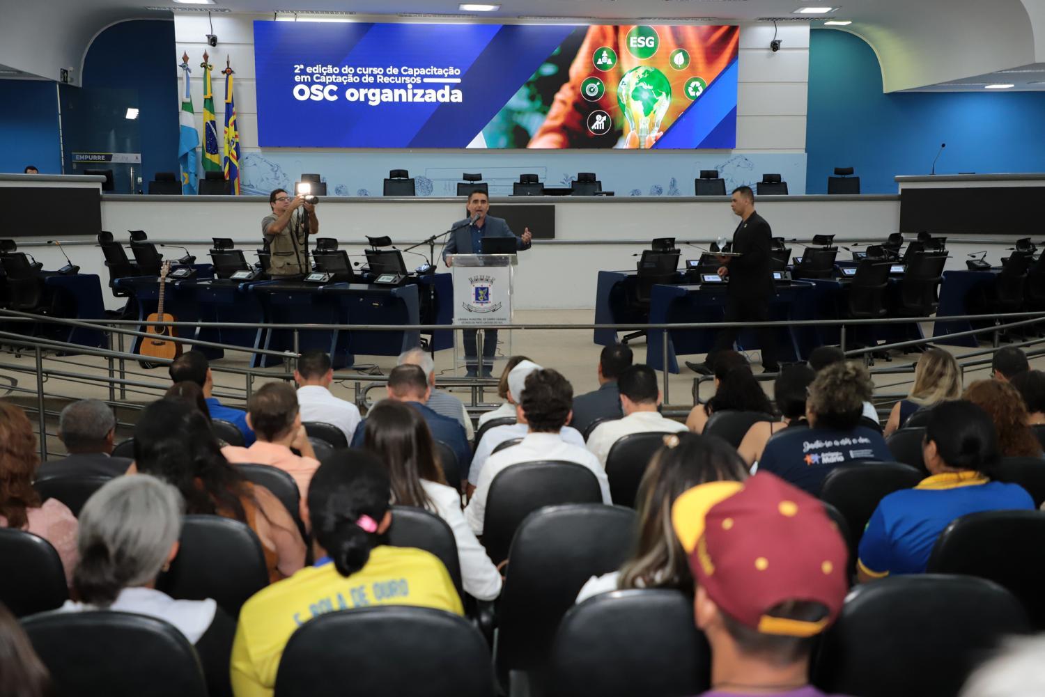 Representantes de entidades participam de curso na Câmara para impulsionar projetos sociais.