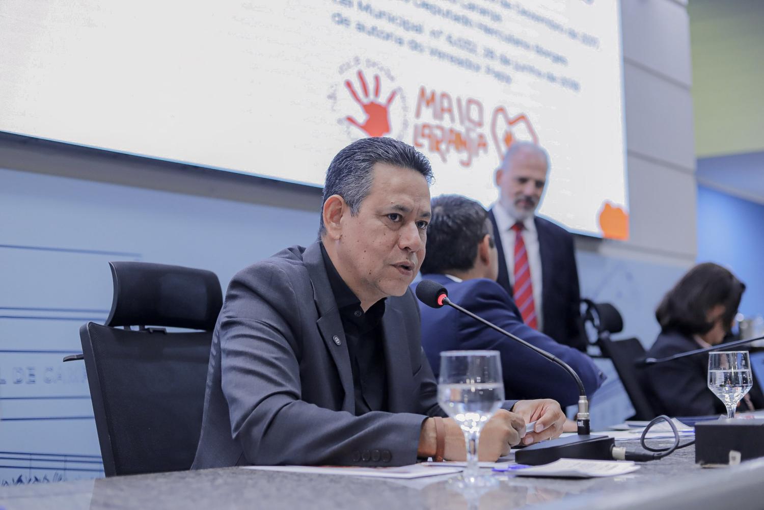 Vereador Clodoilson Pires destaca proteção às crianças durante debate público na Câmara.