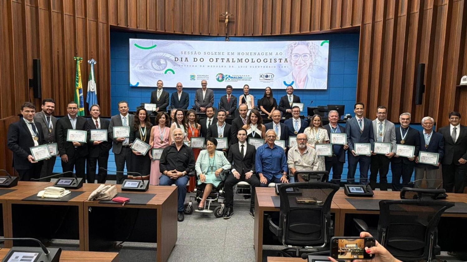 Vereador Dr. Lívio e esposa são homenageados na ALEMS em solenidade alusiva ao Dia do Oftalmologista.