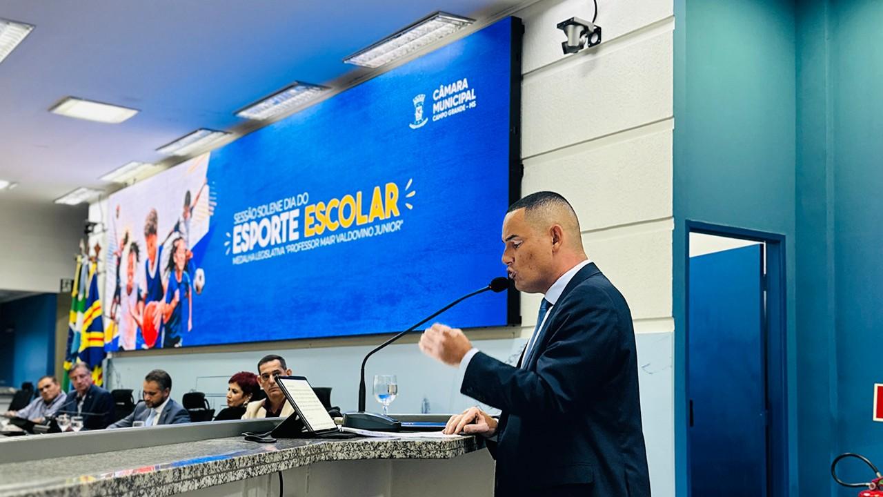 Vereador Wilson Lands homenageia 16 profissionais durante Sessão Solene do Dia do Esporte Escolar.