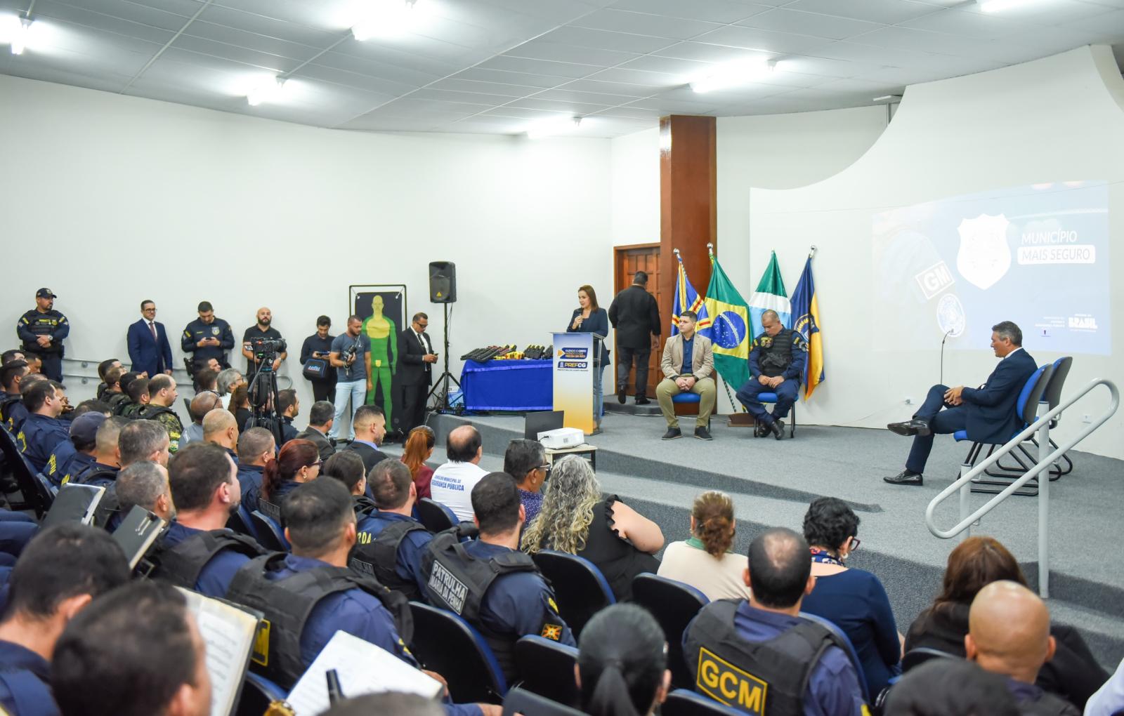 Secretário da SEAR, Darci Caldo, participa da entrega de equipamentos e destaca fortalecimento da Guarda Civil Metropolitana. Secretário da SEAR, Darci Caldo, participa da entrega de equipamentos e destaca fortalecimento da Guarda Civil Metropolitana.