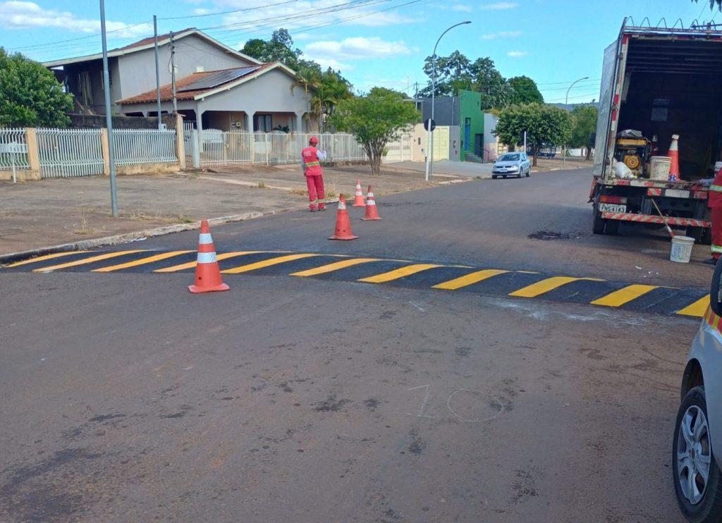 Investimentos do Detran-MS em engenharia de trânsito buscam salvar vidas em cidades da região central de MS. Investimentos do Detran-MS em engenharia de trânsito buscam salvar vidas em cidades da região central de MS.