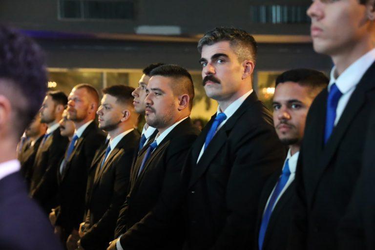 O Governado Eduardo Riedel do Governo do Estado forma 447 novos policiais civis para reforçar a segurança pública de MS. O Governado Eduardo Riedel do Governo do Estado forma 447 novos policiais civis para reforçar a segurança pública de MS.