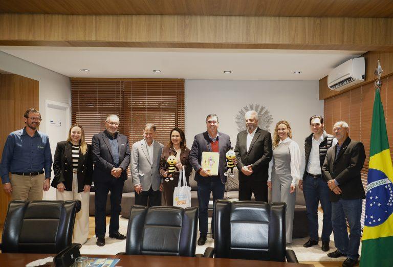Educação financeira, cooperativismo e protagonismo juvenil ganham espaço nas escolas estaduais.
