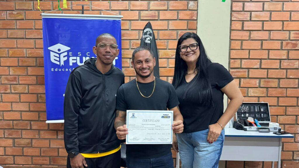 Polo Moreninhas forma primeira turma de barbeiro. Polo Moreninhas forma primeira turma de barbeiro.