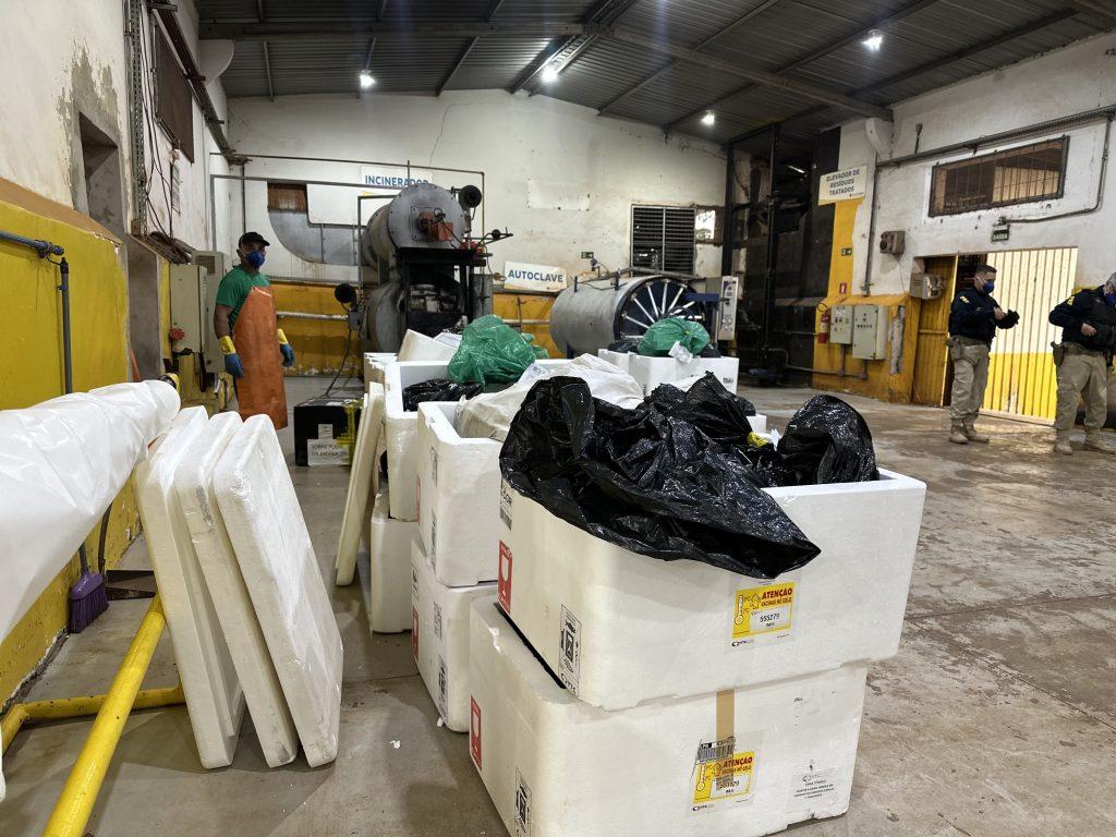 Operação inédita destrói 1 tonelada de medicamentos irregulares e reforça combate ao mercado clandestino. Operação inédita destrói 1 tonelada de medicamentos irregulares e reforça combate ao mercado clandestino.