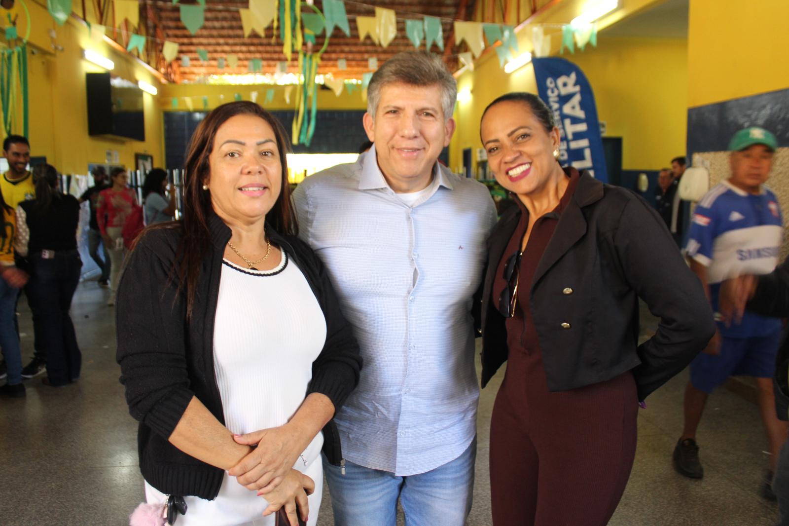 Secretário da Sear, Darci Caldo, participa do “Todos em Ação”, que leva mais de 300 serviços aos moradores do Tiradentes. Secretário da Sear, Darci Caldo, participa do “Todos em Ação”, que leva mais de 300 serviços aos moradores do Tiradentes.