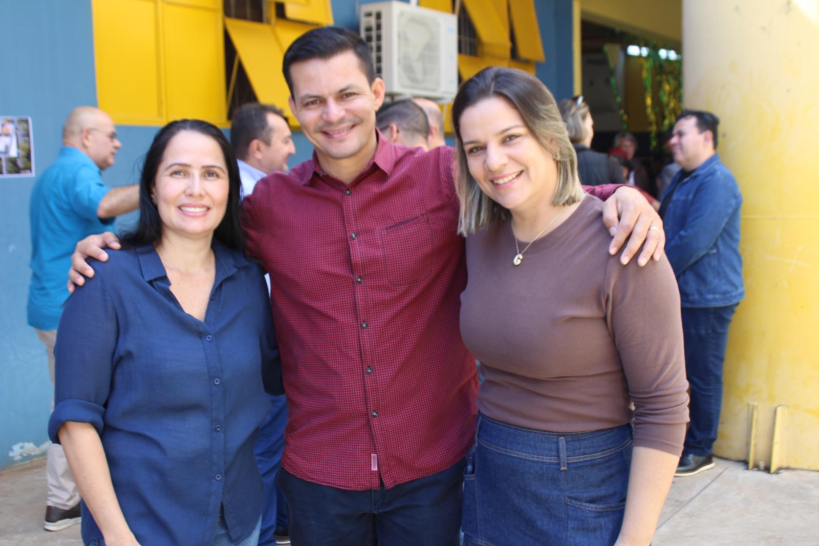 Secretário da Sear, Darci Caldo, participa do “Todos em Ação”, que leva mais de 300 serviços aos moradores do Tiradentes. Secretário da Sear, Darci Caldo, participa do “Todos em Ação”, que leva mais de 300 serviços aos moradores do Tiradentes.