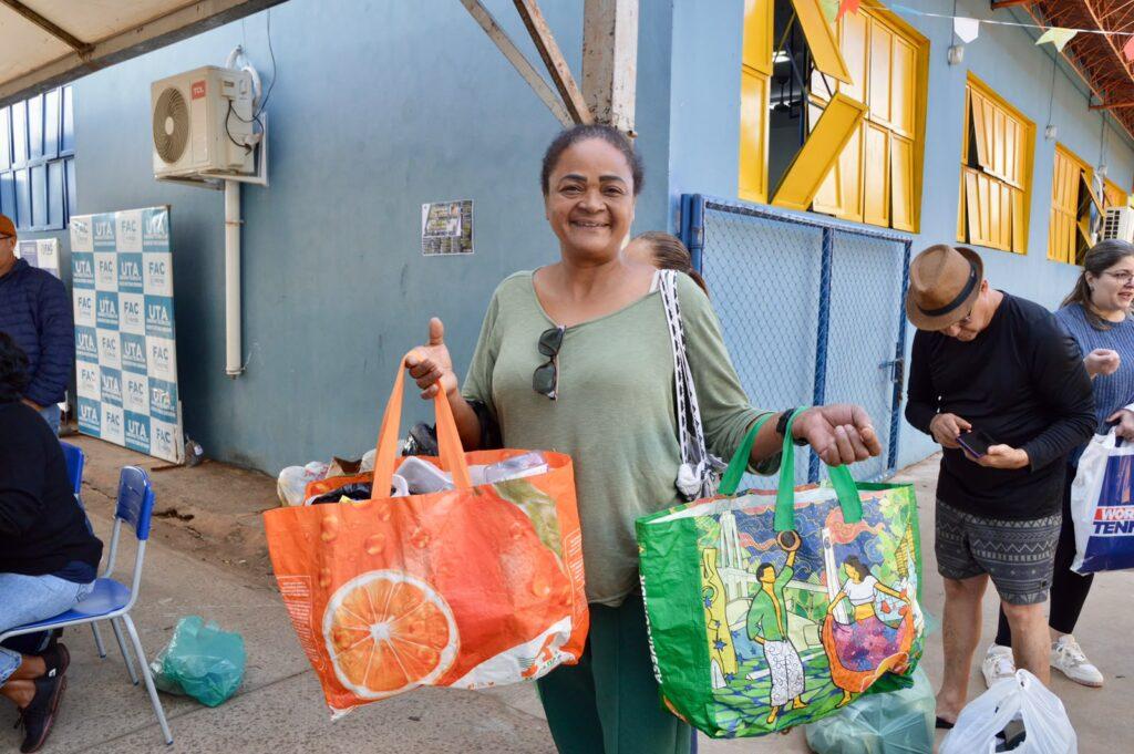 Secretário da Sear, Darci Caldo, participa do “Todos em Ação”, que leva mais de 300 serviços aos moradores do Tiradentes. Secretário da Sear, Darci Caldo, participa do “Todos em Ação”, que leva mais de 300 serviços aos moradores do Tiradentes.
