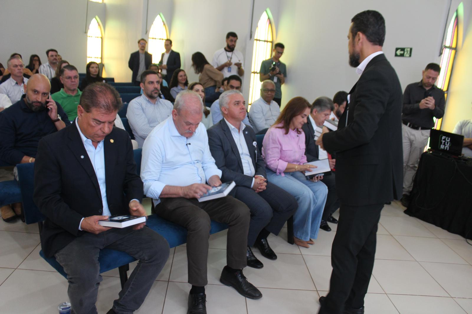 Dr. Ana Luiza Lourenço Adjunta do Secretario Darci Caldo, participa, ao lado da prefeita Adriane Lopes, de coletiva de imprensa no Hospital do Pênfigo, sobre ampliação de cirurgias pelo Vira‑CG Saúde. Dr. Ana Luiza Lourenço Adjunta do Secretario Darci Caldo, participa, ao lado da prefeita Adriane Lopes, de coletiva de imprensa no Hospital do Pênfigo, sobre ampliação de cirurgias pelo Vira‑CG Saúde.