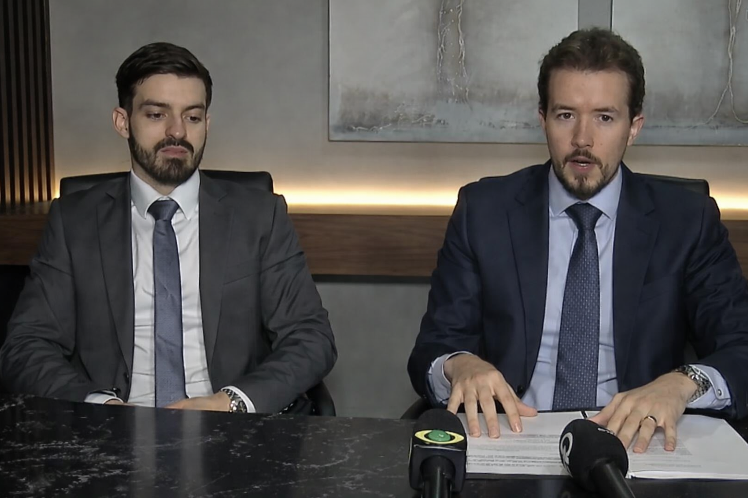 Advogados acusam ex-servidor de usar IA em petição para obter vantagem pessoal.