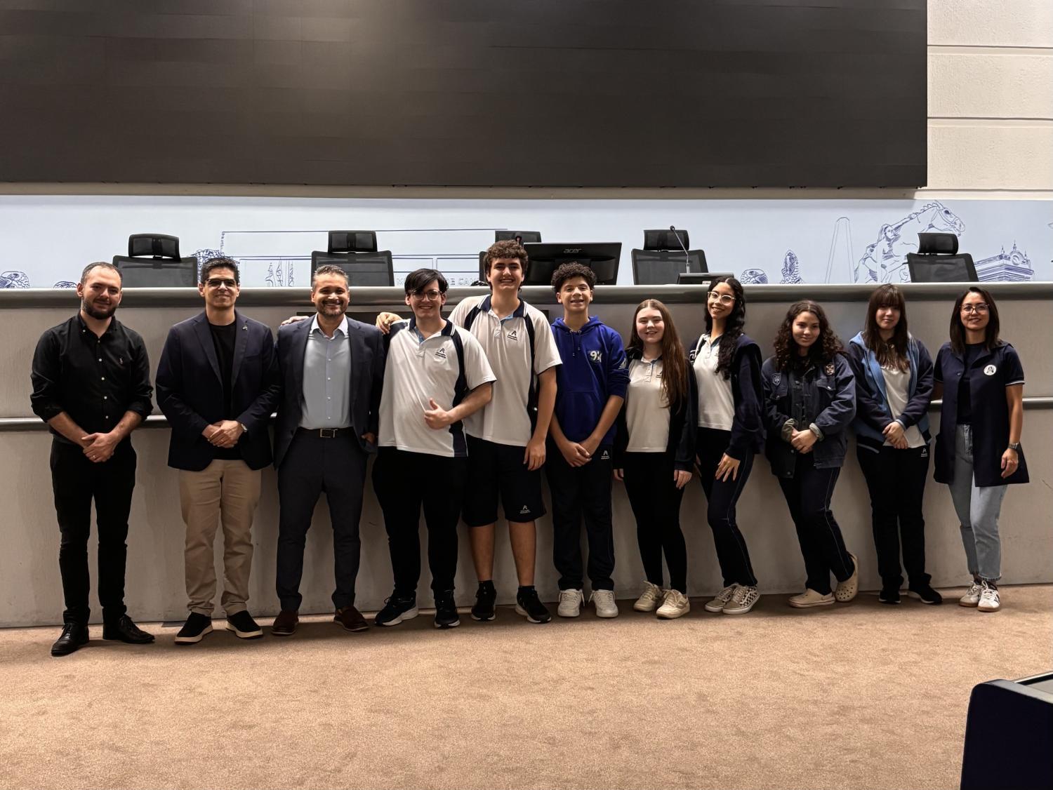 Alunos do CAJE são recebidos pelo vereador Leinha em visita à Câmara Municipal.
