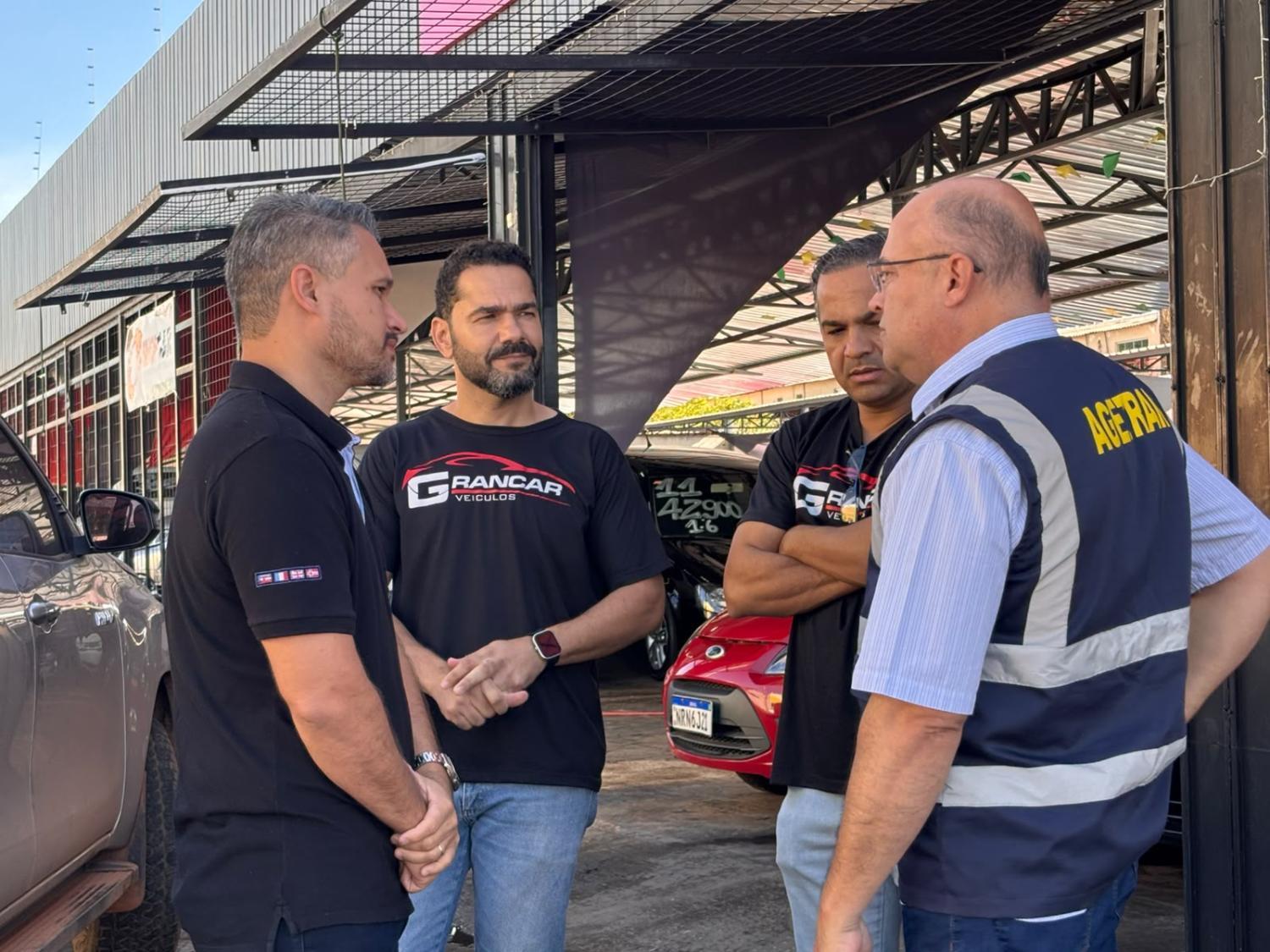 Atendendo pedido de comerciantes, vereador Leinha acompanha secretário da Agetran em visita à Avenida Bandeirantes.