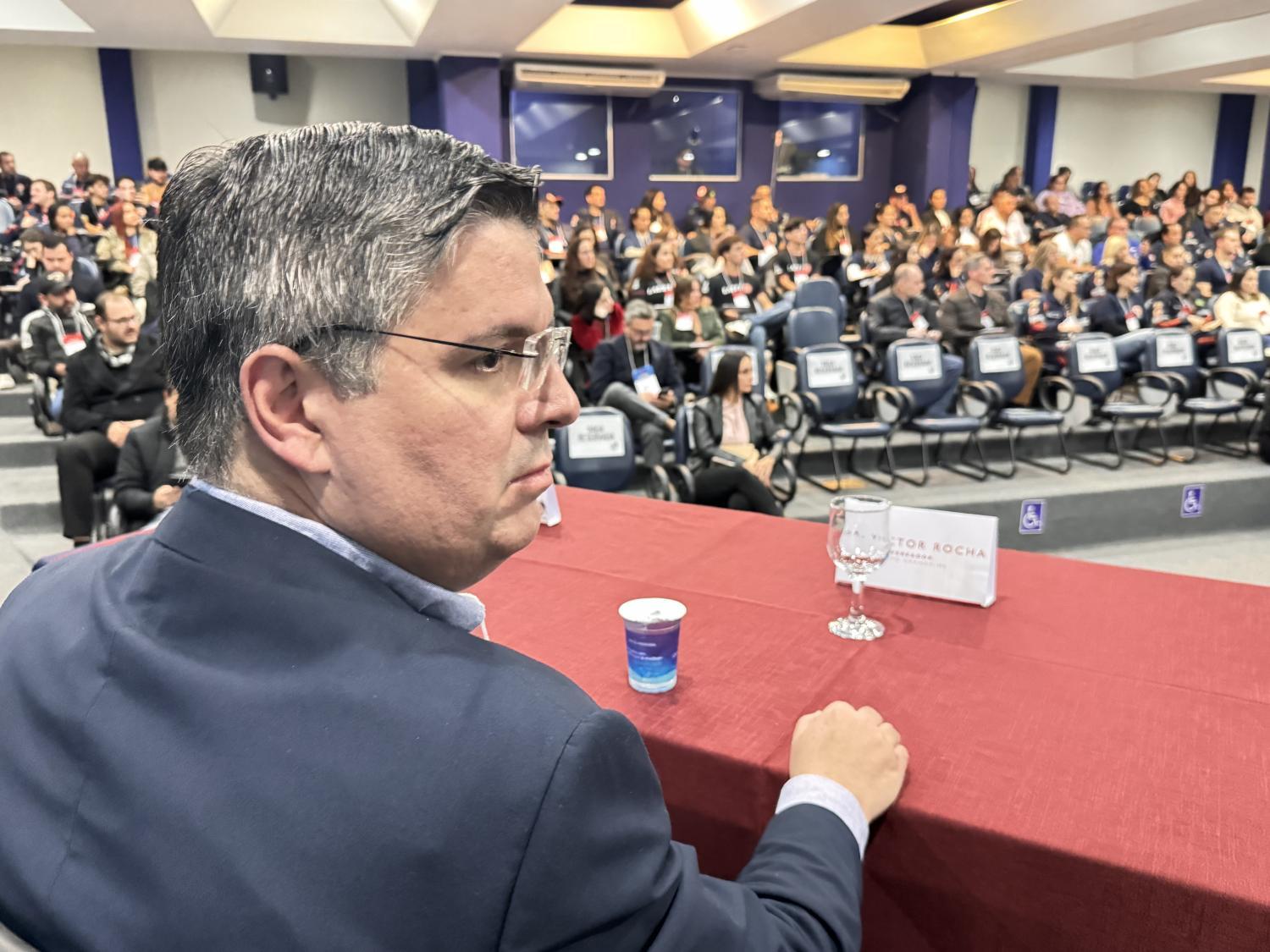 Dr. Victor Rocha reforça apoio aos profissionais do SAMU durante simpósio regional.