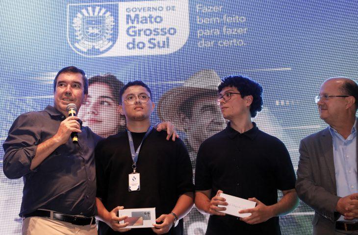 Em parceria inédita com Google, o Governador Eduardo Riedel de MS vai oferecer inteligência artificial nas escolas e criar CEP Rural.