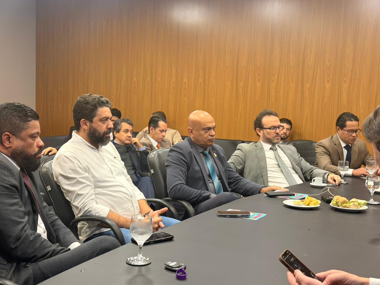 Em reunião com secretários, Ronilço Guerreiro cobra plano emergencial para recuperar ruas e pede mais planejamento da Prefeitura.