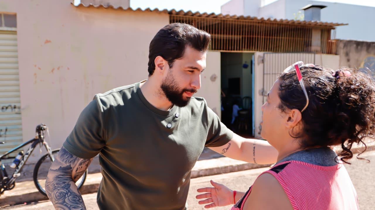 Fábio Rocha reforça presença nos bairros e ouve moradores de perto.