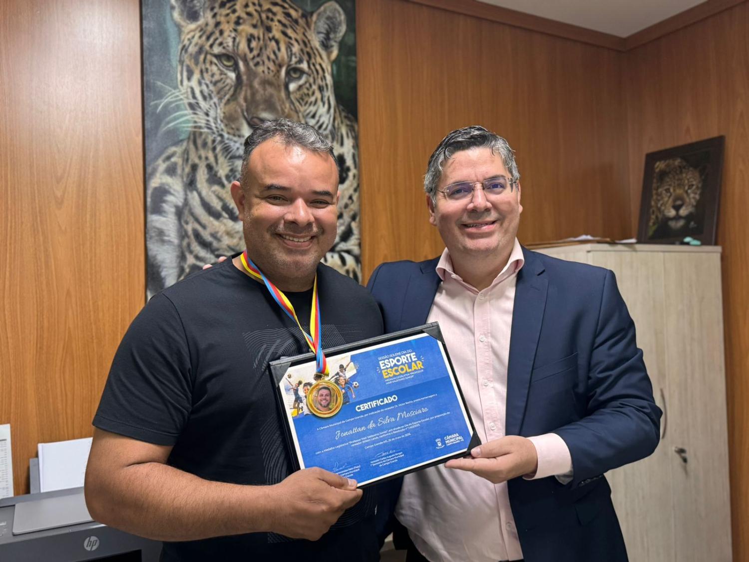 Jonattan “Tanta” Mosciaro recebe Medalha Legislativa Professor Mair Valdovino Junior por indicação do Dr. Victor Rocha.