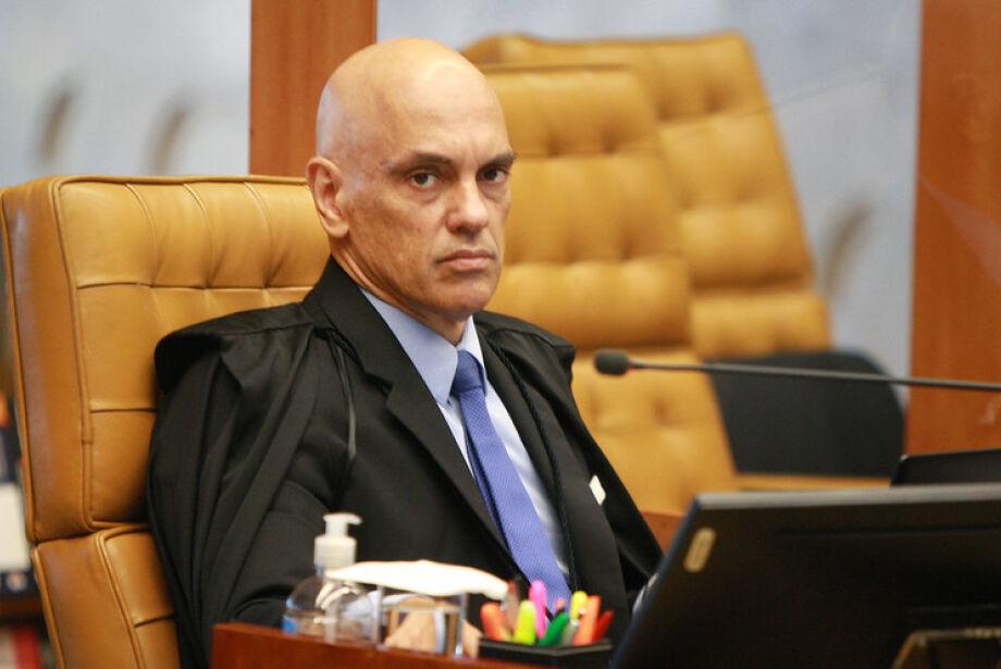 Ministro do STF Alexandre de Moraes autoriza que Flávio, netas e nora visitem Bolsonaro.