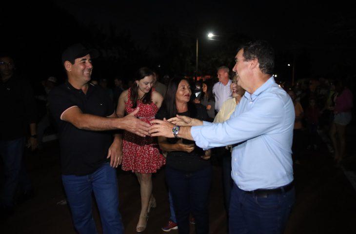 O Governador Eduardo Riedel de MS acompanha reta final da pavimentação no distrito de Bocajá, em Douradina.