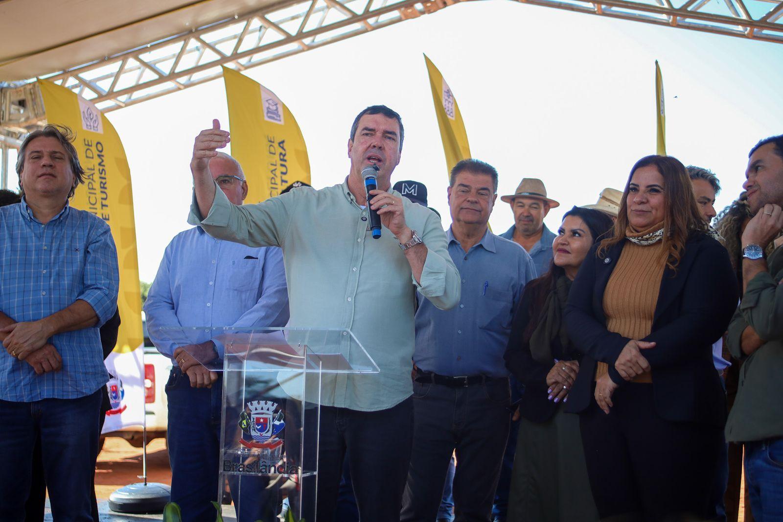 O Governador Eduardo Riedel intensifica pré-campanha e já percorre mais de 50 municípios em Mato Grosso do Sul.