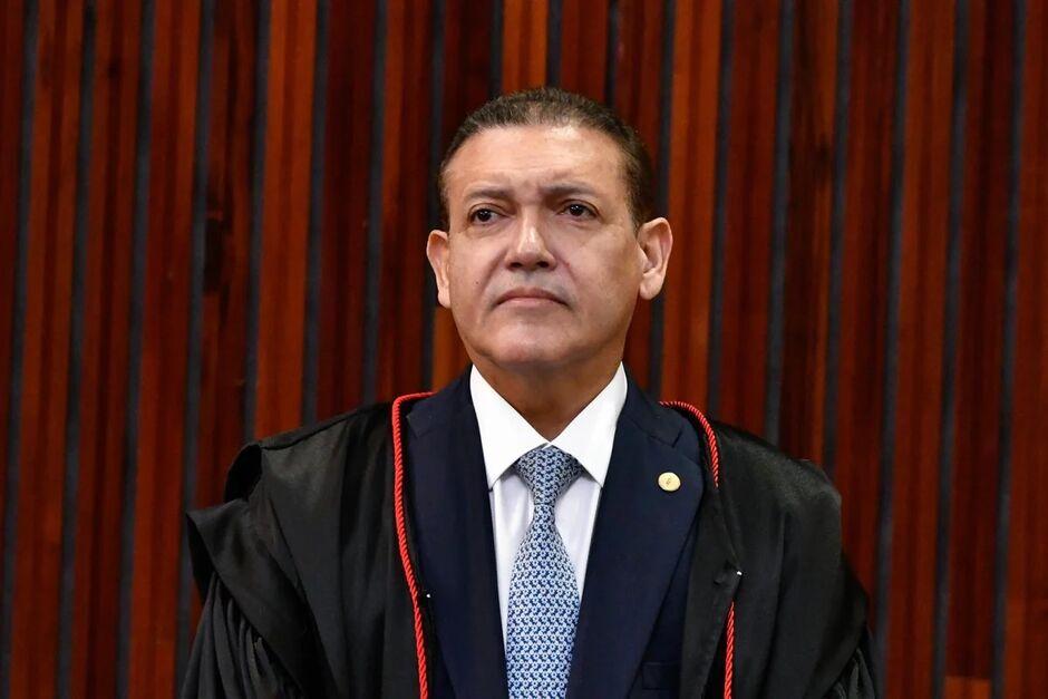 O Ministro Nunes Marques, presidente do Tribunal Superior Eleitoral (TSE), extinguiu pedido de aliados do presidente Luiz (PT) sobre filme Dark Horse, que conta a trajetória de Jair Bolsonaro (PL).