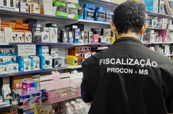Operação apreende produtos falsificados em duas lojas de Campo Grande.