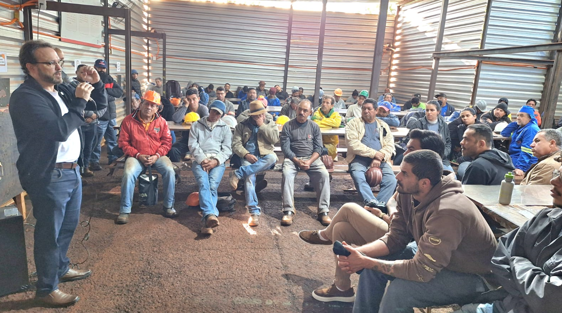 Palestra do vereador Dr. Lívio orienta trabalhadores sobre saúde ocular, prevenção de acidentes e vacinação.
