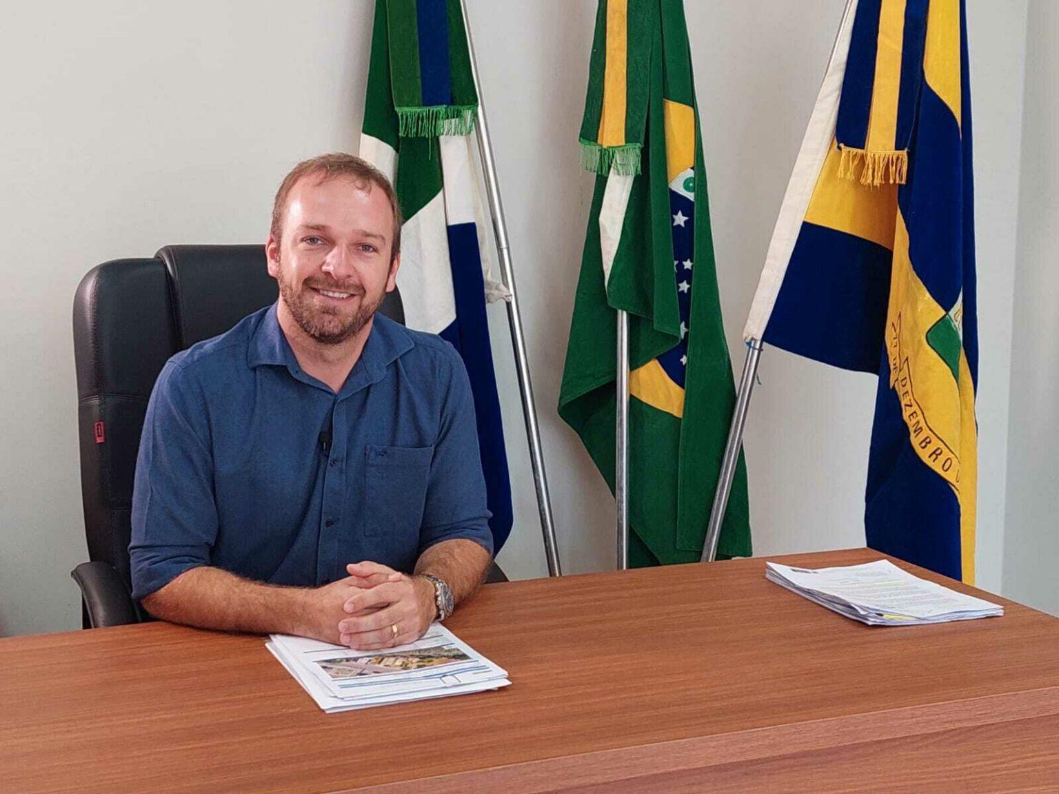 Prefeito de Terenos volta ao cargo quase um ano após prisão em operação policial.