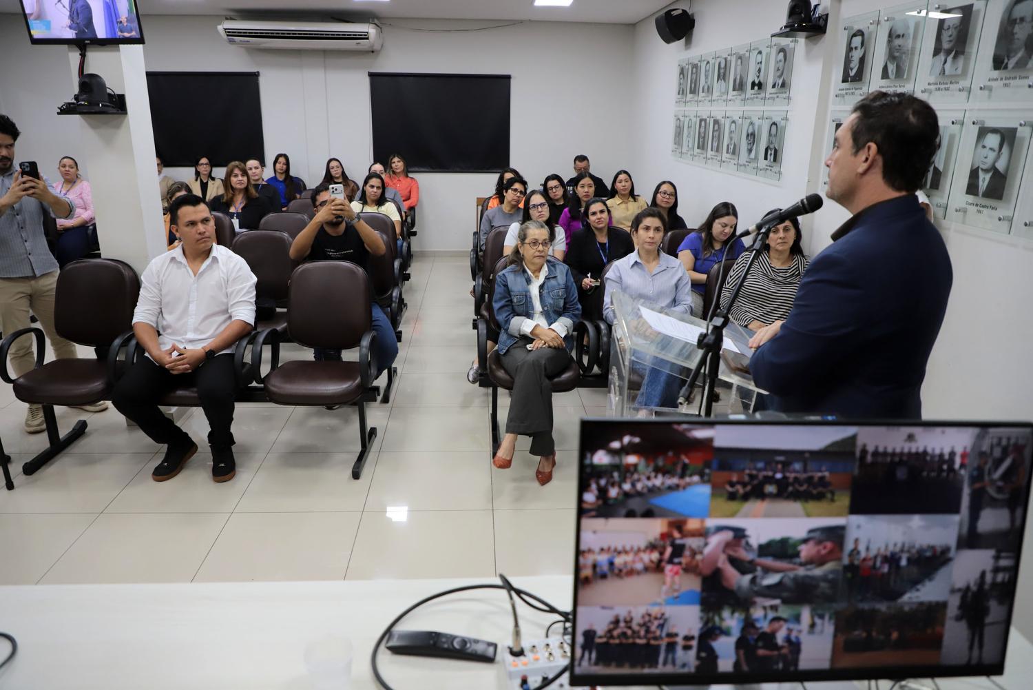Servidoras da Câmara participam de palestra sobre segurança e autoproteção.