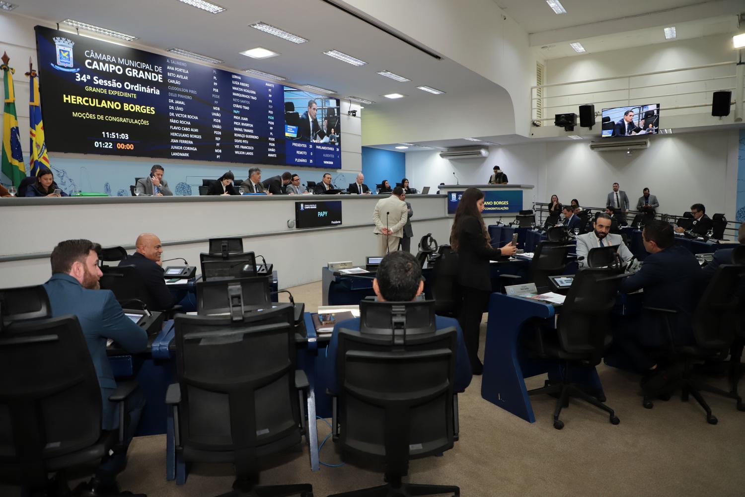 Vereadores votam três vetos e dois projetos na sessão de terça-feira.