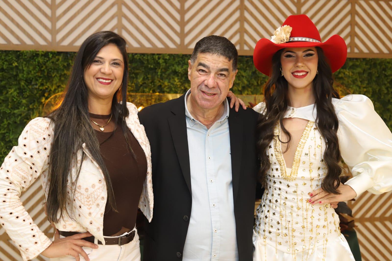 Elenilton Dutra é homenageado por sua atuação no distrito de Anhandui em noite marcada pela presença de grandes autoridades. Elenilton Dutra é homenageado por sua atuação no distrito de Anhandui em noite marcada pela presença de grandes autoridades.