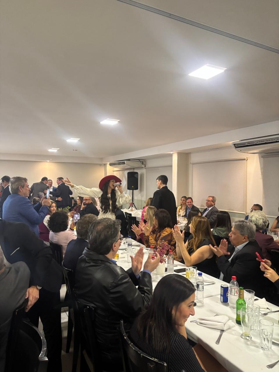 Elenilton Dutra é homenageado por sua atuação no distrito de Anhandui em noite marcada pela presença de grandes autoridades. Elenilton Dutra é homenageado por sua atuação no distrito de Anhandui em noite marcada pela presença de grandes autoridades.