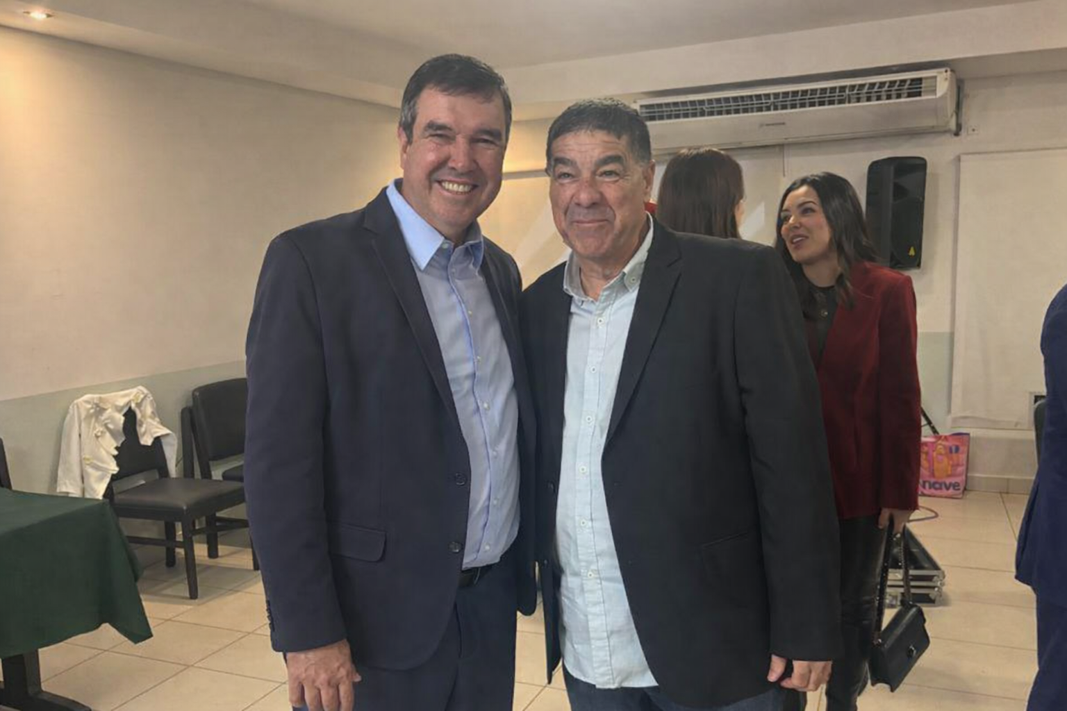 Elenilton Dutra é homenageado por sua atuação no distrito de Anhandui em noite marcada pela presença de grandes autoridades. Elenilton Dutra é homenageado por sua atuação no distrito de Anhandui em noite marcada pela presença de grandes autoridades.