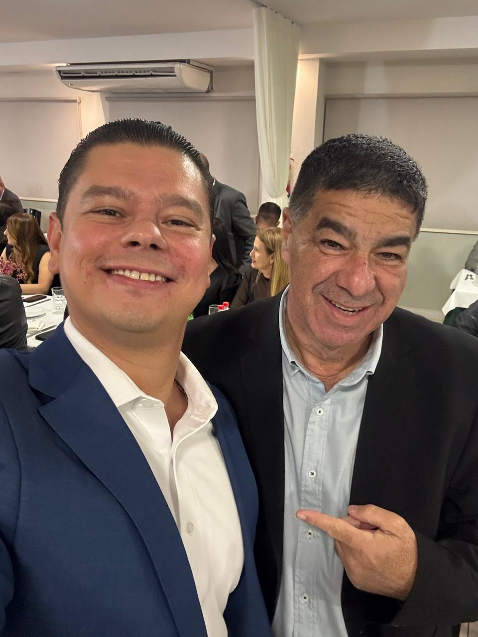 Elenilton Dutra é homenageado por sua atuação no distrito de Anhandui em noite marcada pela presença de grandes autoridades. Elenilton Dutra é homenageado por sua atuação no distrito de Anhandui em noite marcada pela presença de grandes autoridades.