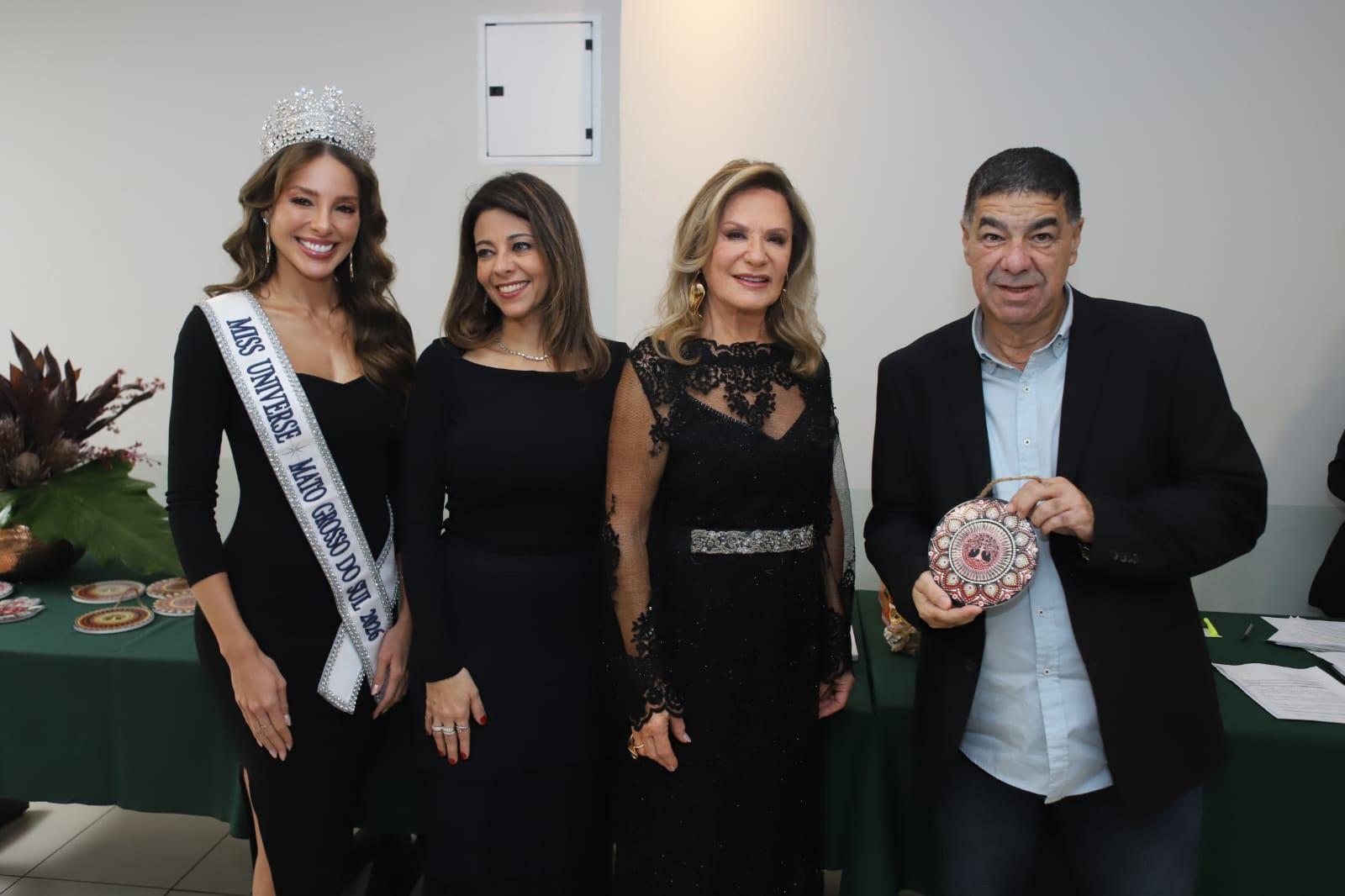 Elenilton Dutra é homenageado por sua atuação no distrito de Anhandui em noite marcada pela presença de grandes autoridades.