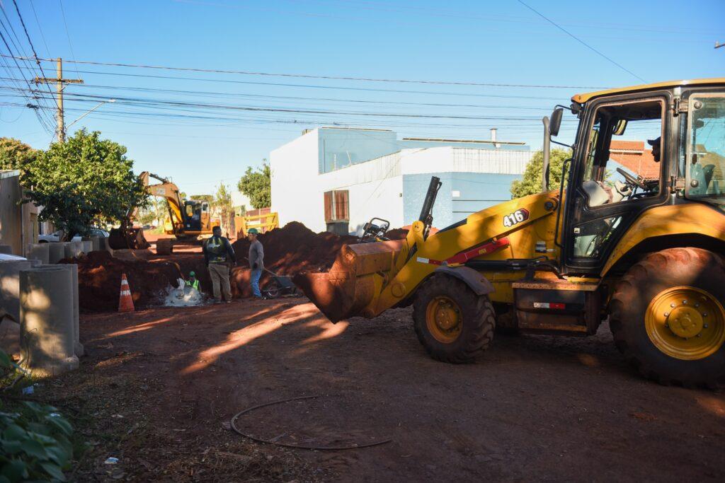 Obras de drenagem preparam Jd. das Nações para asfalto.