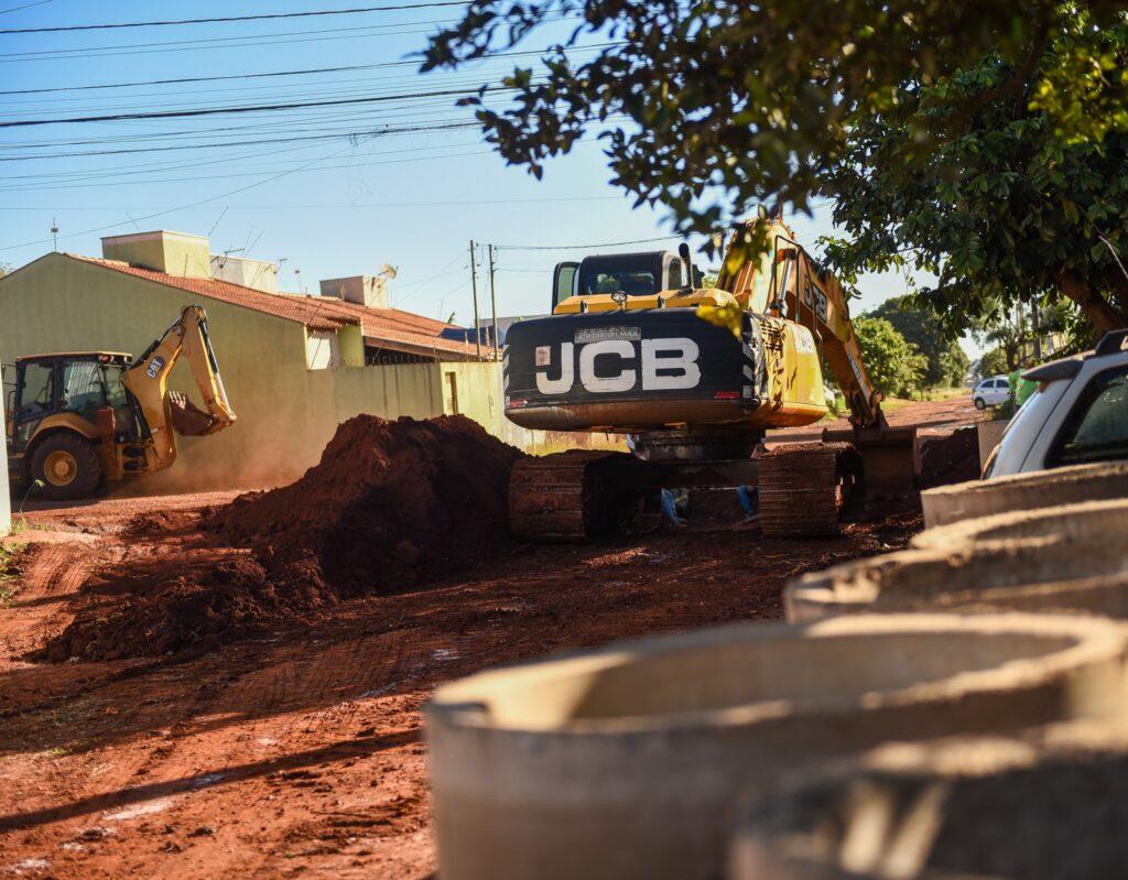 Obras de drenagem preparam Jd. das Nações para asfalto.
