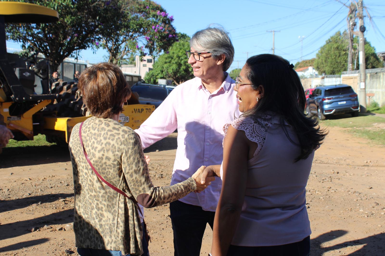 Prefeita Adriane Lopes leva asfalto novo ao Jardim Oliveira e transforma a região.