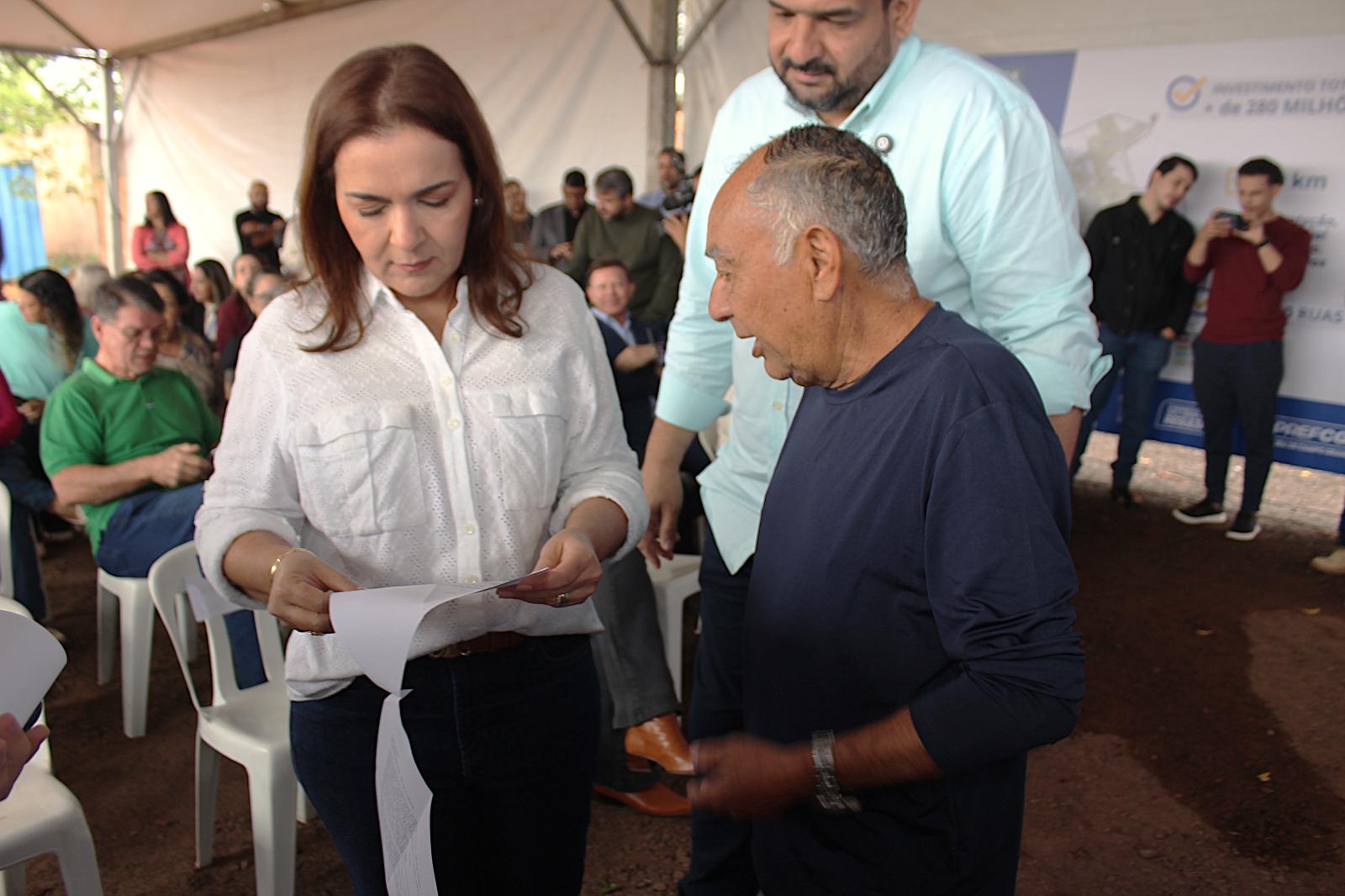 Prefeita Adriane Lopes autoriza início do asfaltamento no Jardim Los Angeles nesta quinta-feira. Prefeita Adriane Lopes autoriza início do asfaltamento no Jardim Los Angeles nesta quinta-feira.